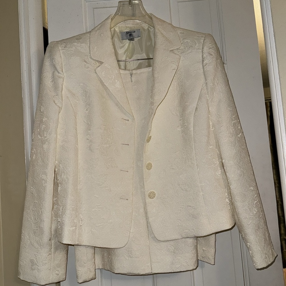 Suit - Picture 2 of 5